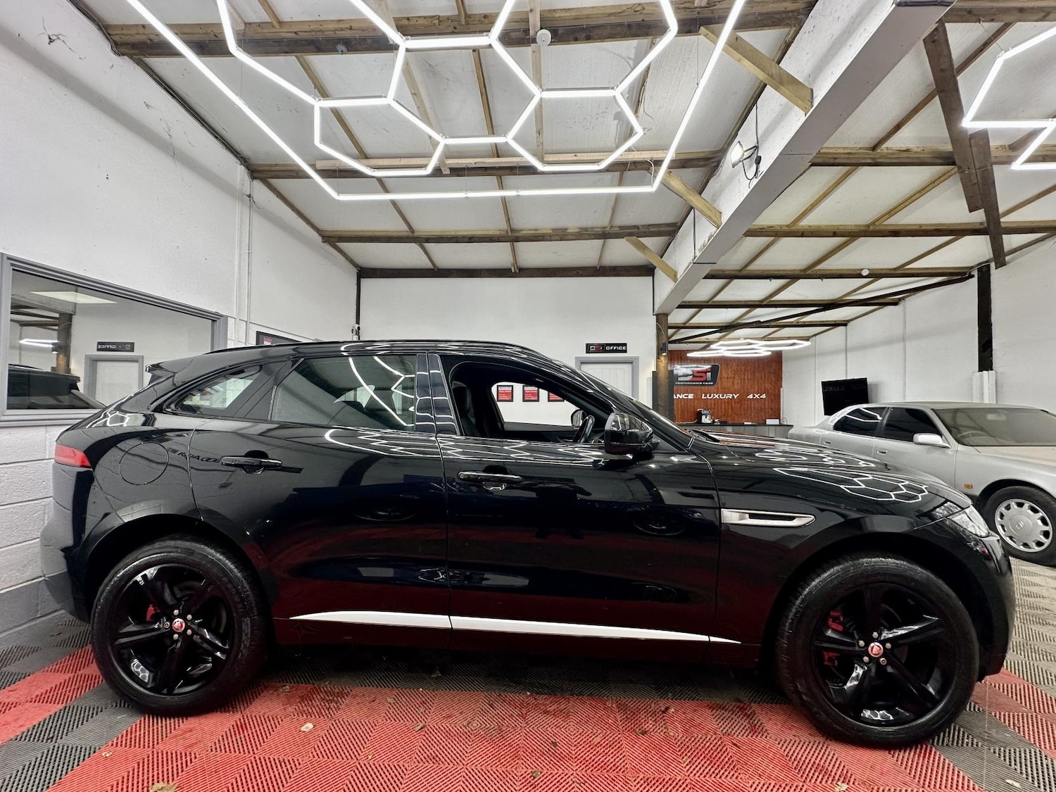 Used Jaguar F-Pace 2017 for sale - 76922288: Photo 3