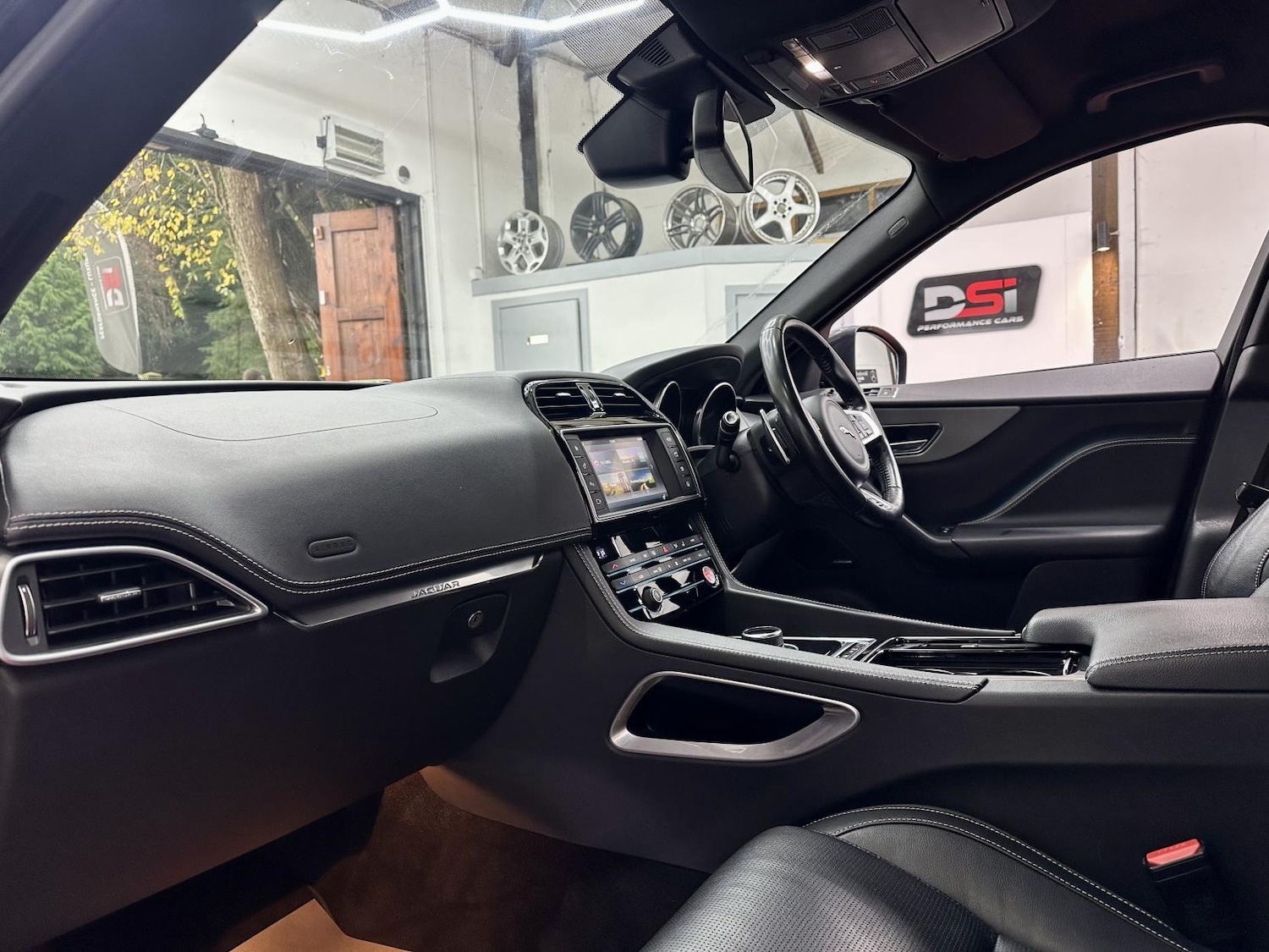 Used Jaguar F-Pace 2017 for sale - 76922288: Photo 30