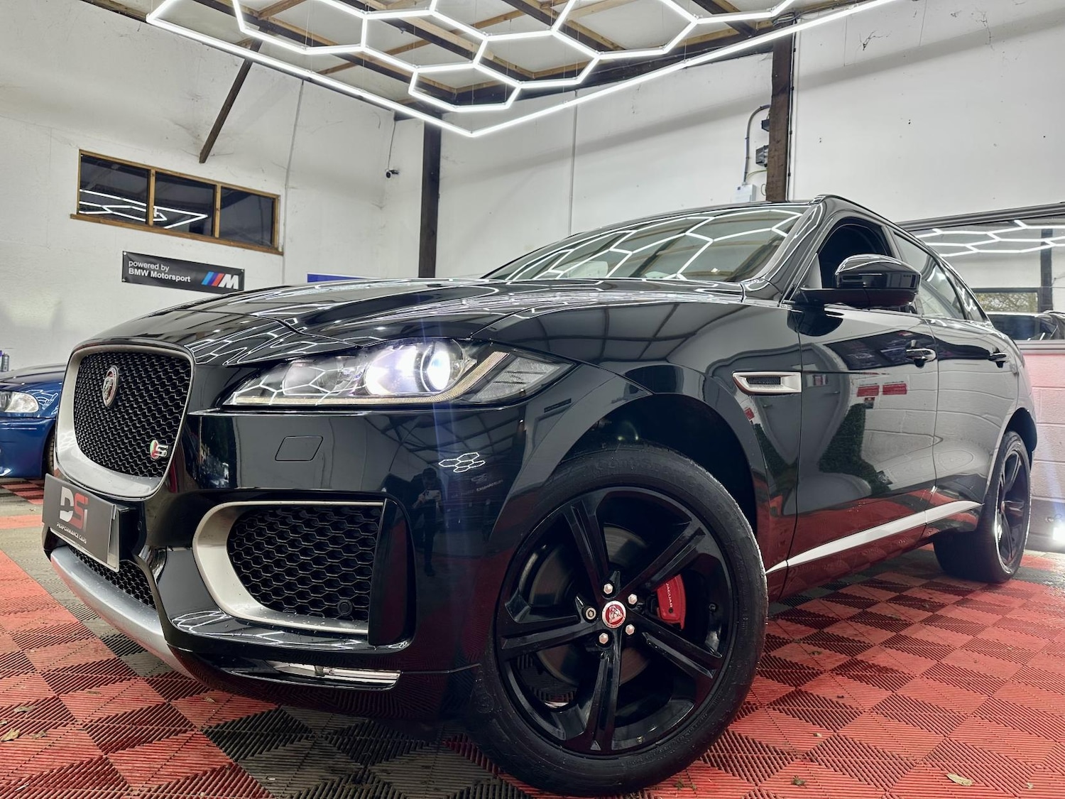 Used Jaguar F-Pace 2017 for sale - 76922288: Photo 4