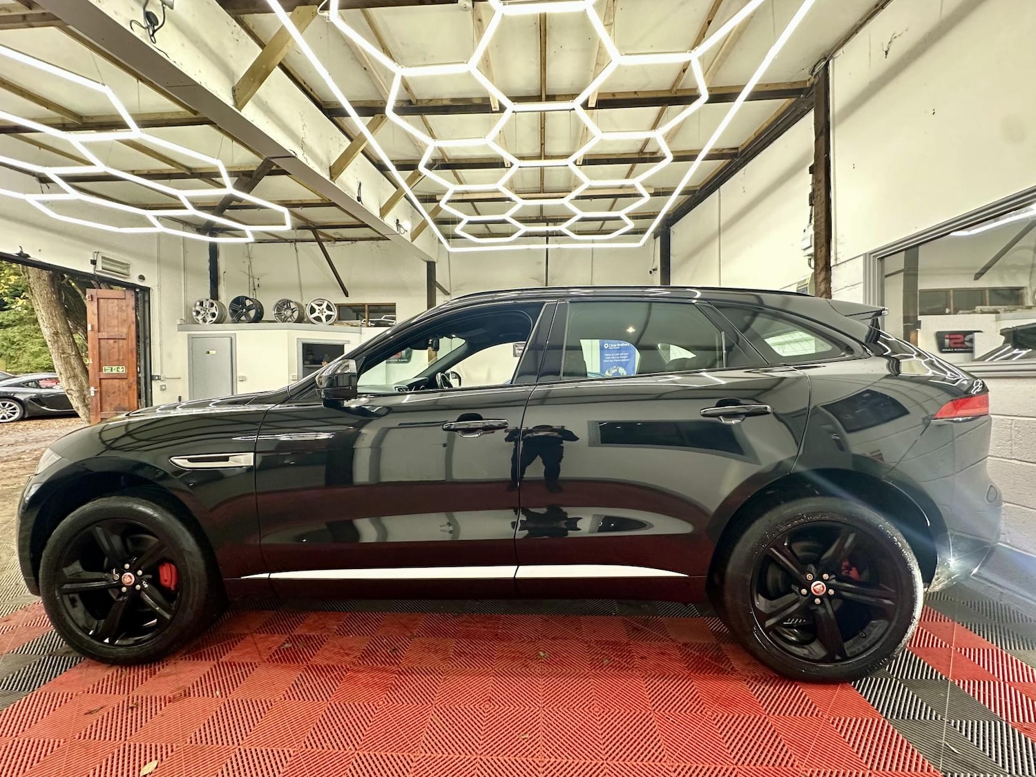 Used Jaguar F-Pace 2017 for sale - 76922288: Photo 6