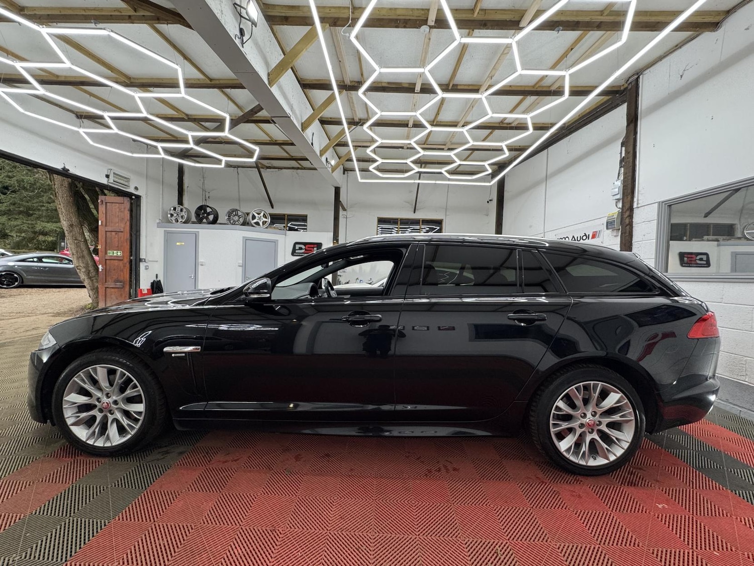Used Jaguar XF 2014 for sale - 77682229: Photo 5