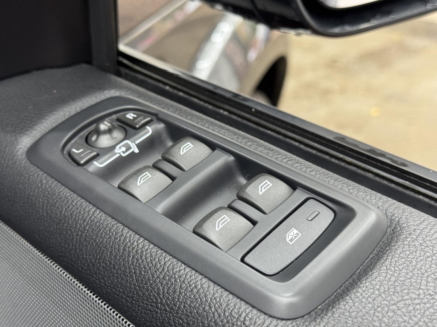 Used Land Rover Discovery 2015 for sale - 76835171: Photo 25