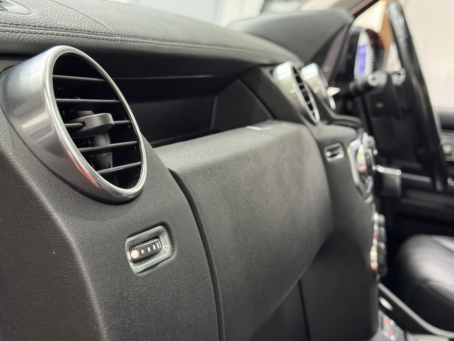 Used Land Rover Discovery 2015 for sale - 77026186: Photo 34