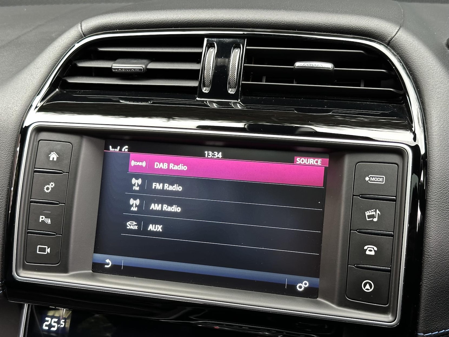 Used Jaguar XE 2015 for sale - 76722763: Photo 22