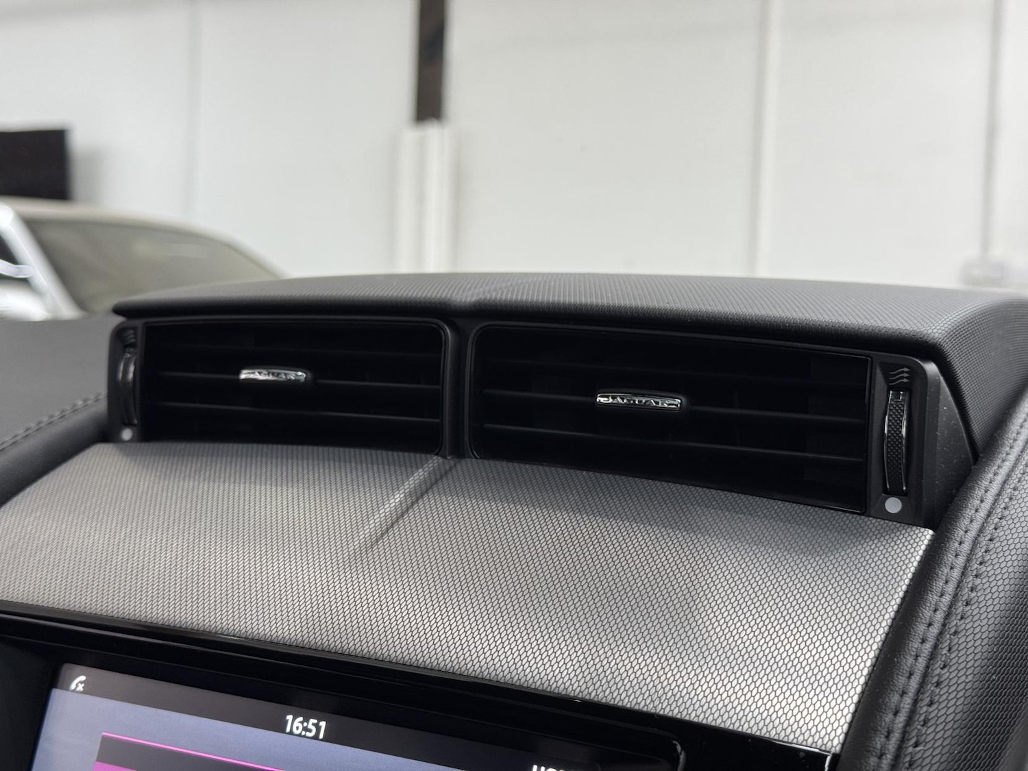 Used Jaguar F-Type 2015 for sale - 77189604: Photo 34