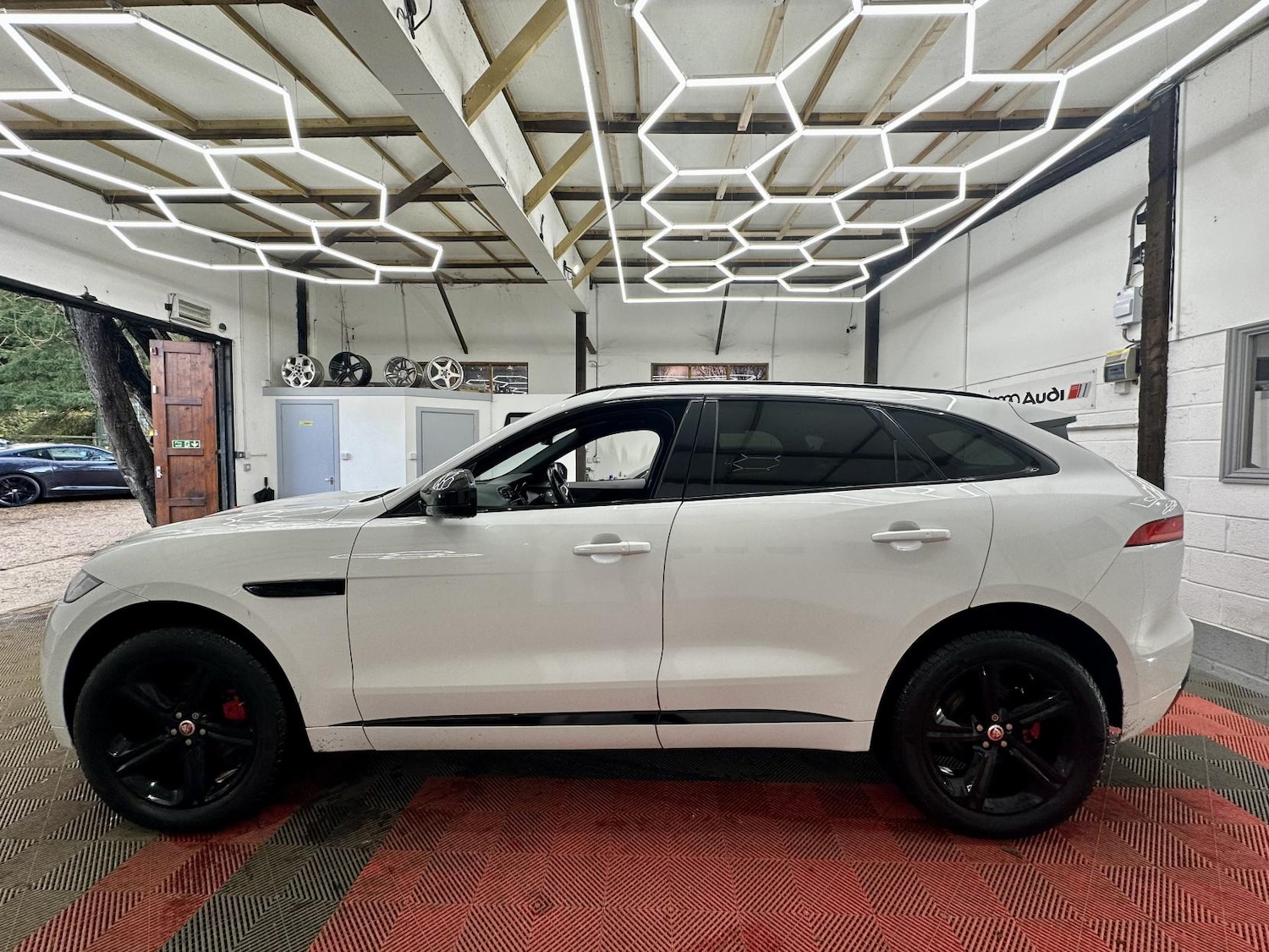 Used Jaguar F-Pace 2017 for sale - 77228523: Photo 5