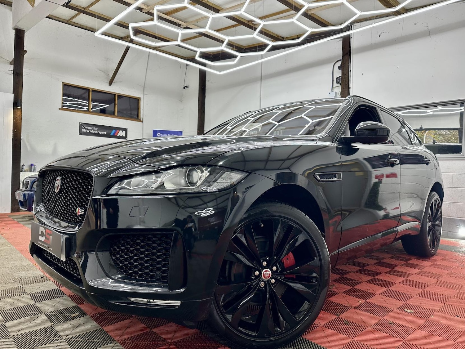 Used Jaguar F-Pace 2018 for sale - 76922257: Photo 2