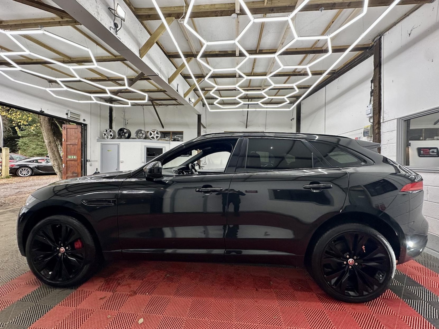 Used Jaguar F-Pace 2018 for sale - 76922257: Photo 3