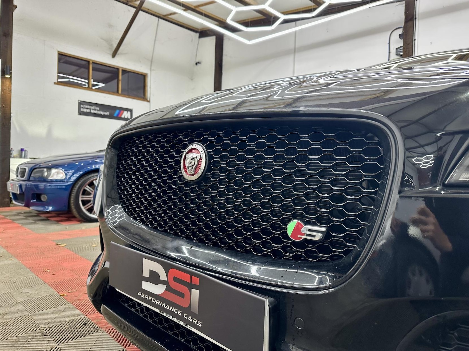 Used Jaguar F-Pace 2018 for sale - 76922257: Photo 4