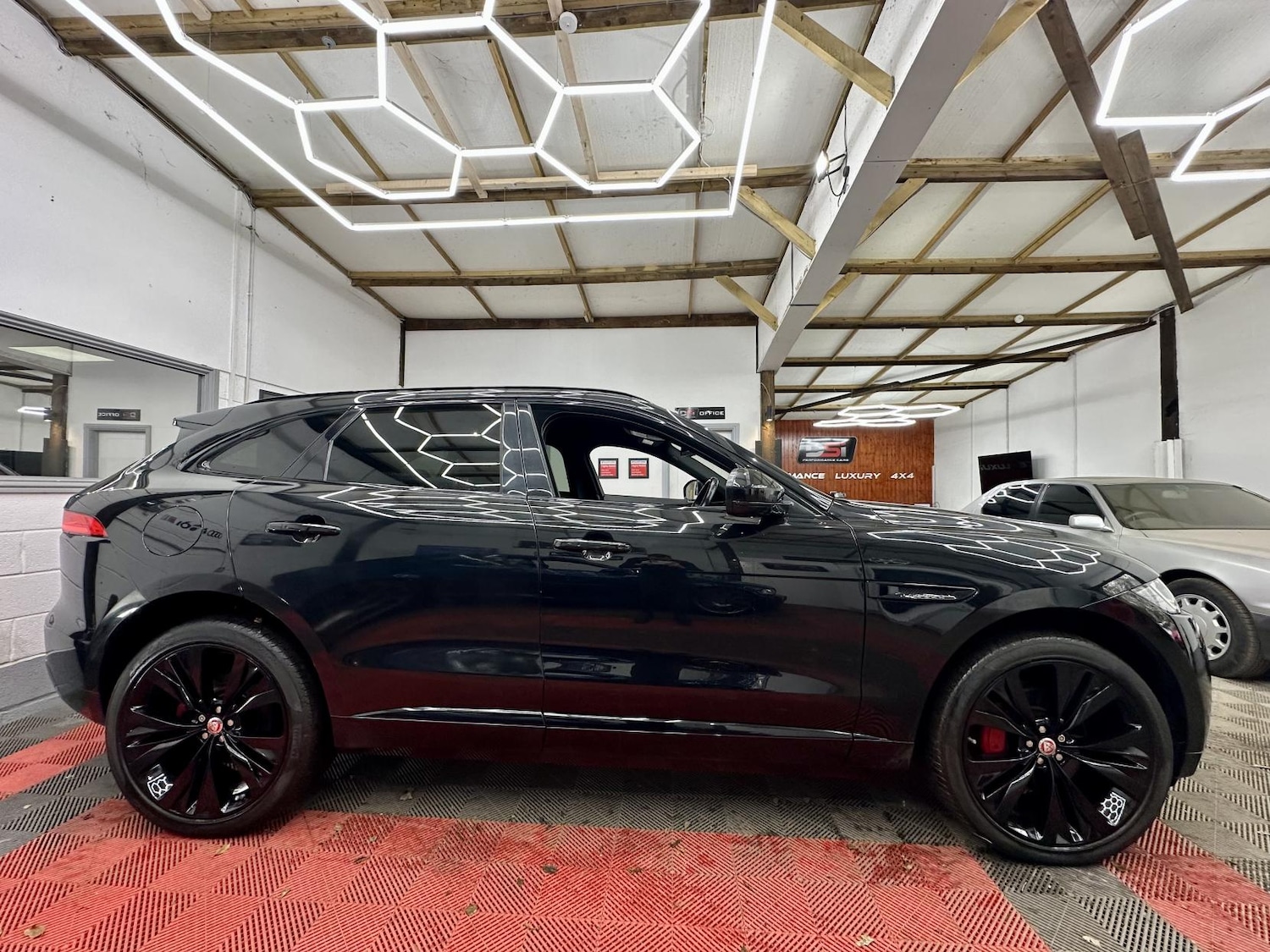 Used Jaguar F-Pace 2018 for sale - 76922257: Photo 6