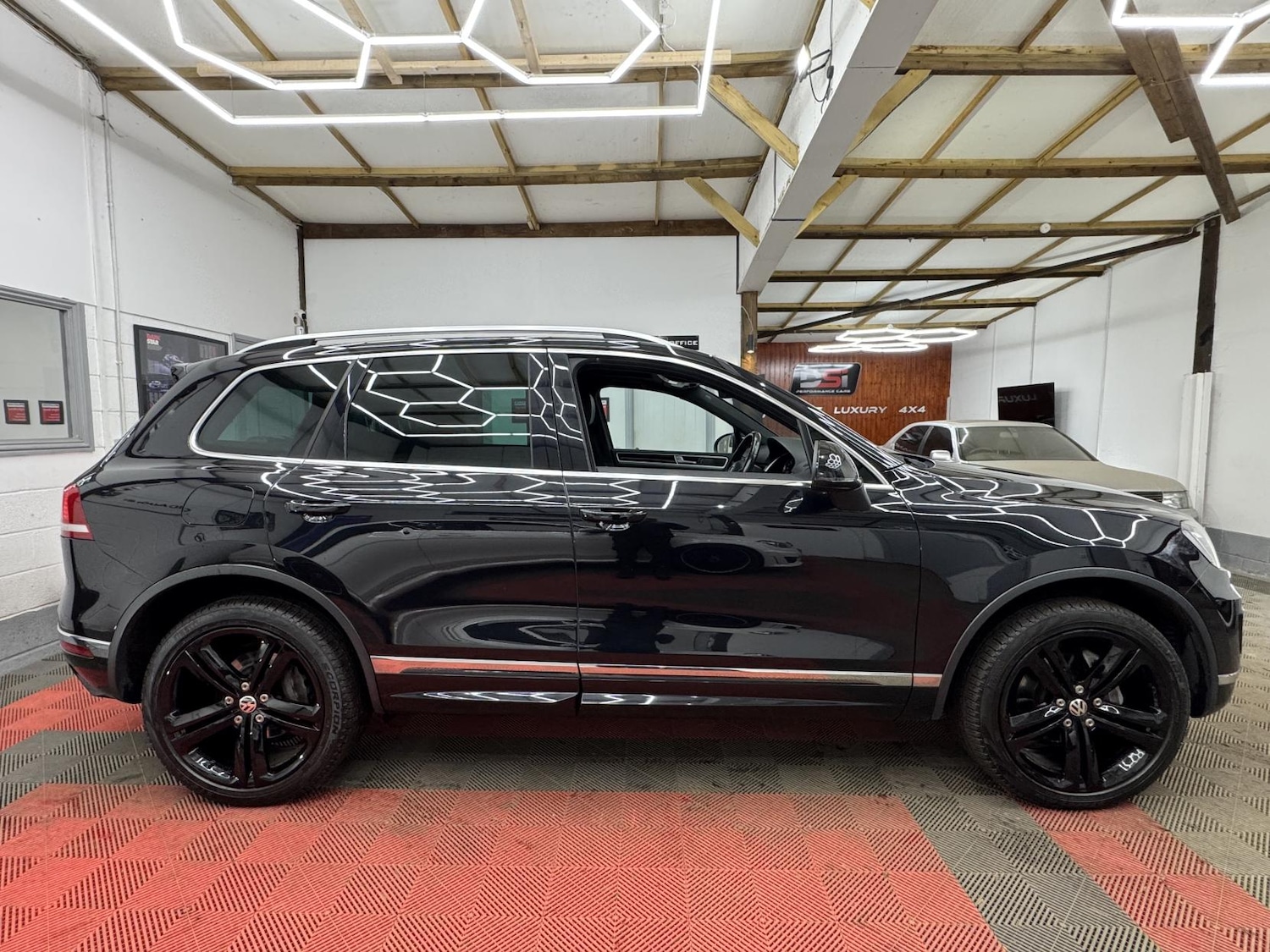 Used Volkswagen Touareg 2017 for sale - 77644116: Photo 4