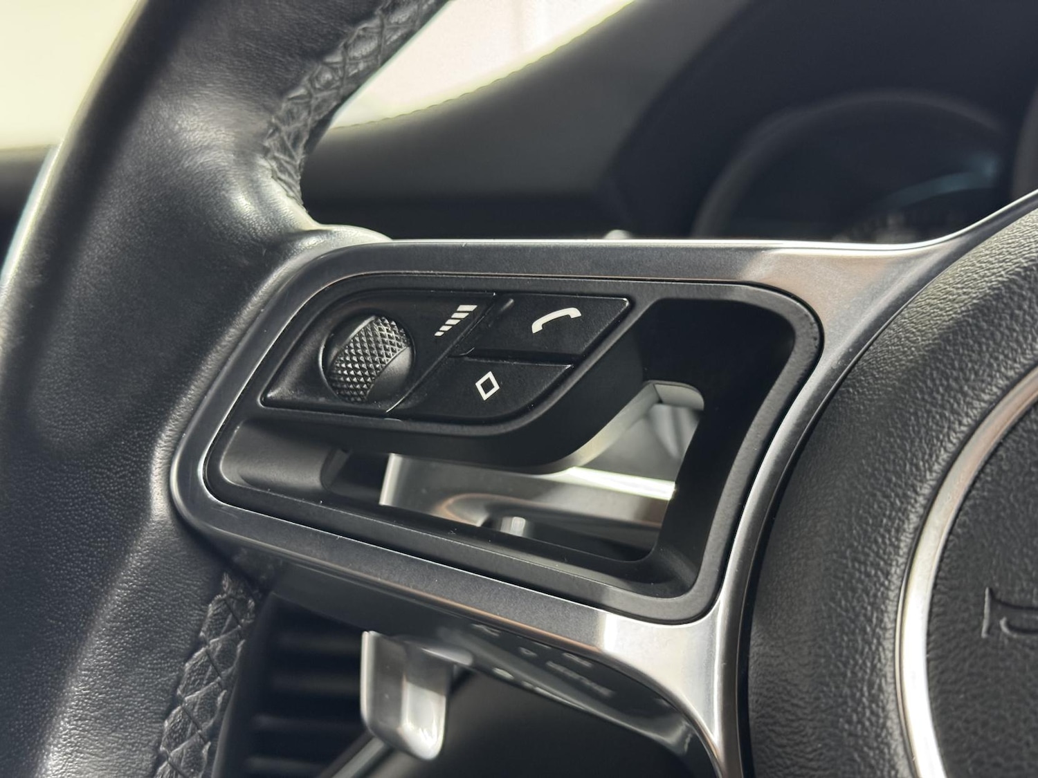 Used Porsche Macan 2016 for sale - 76822120: Photo 40