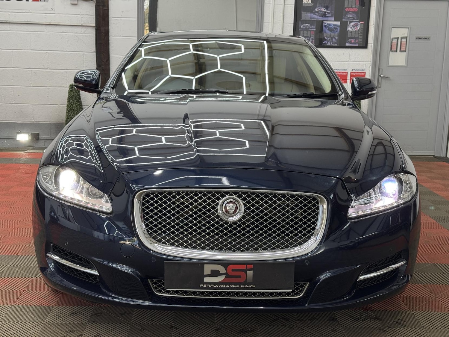 Used Jaguar XJ 2010 for sale - 77750447: Photo 2