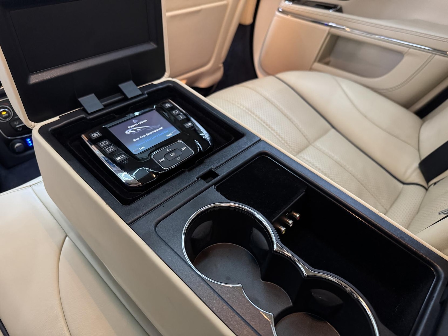 Used Jaguar XJ 2010 for sale - 77750447: Photo 28