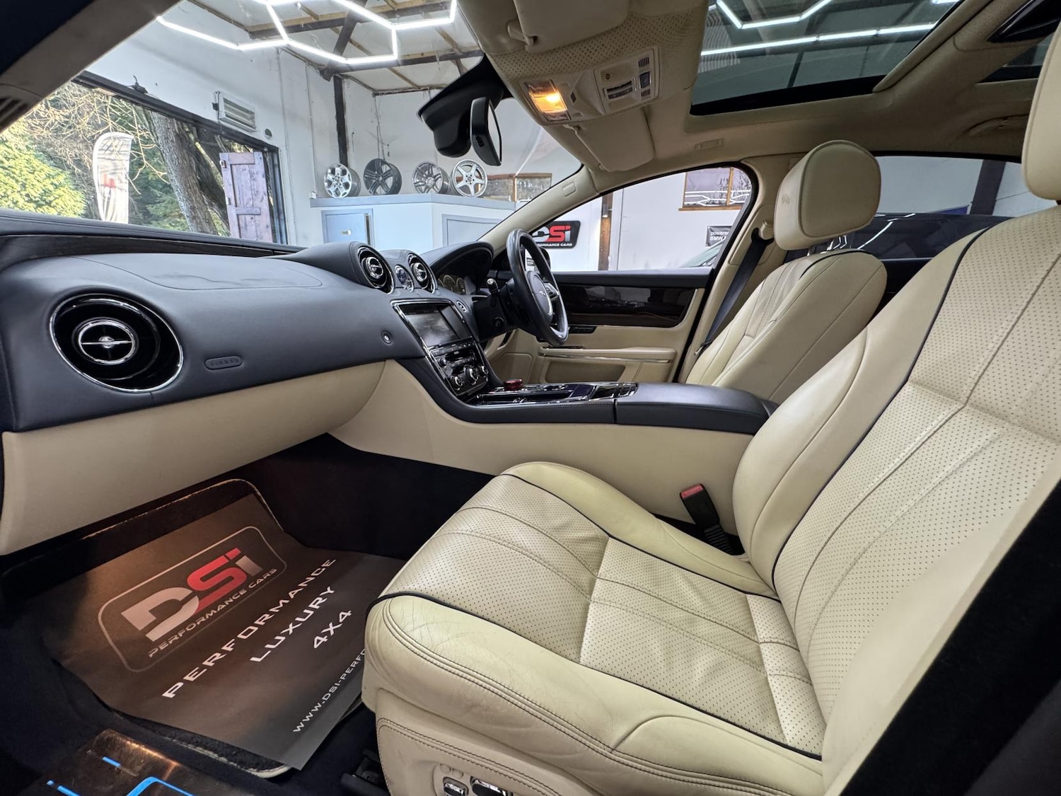 Used Jaguar XJ 2010 for sale - 77750447: Photo 36