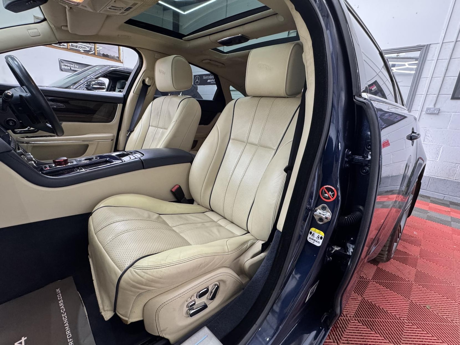 Used Jaguar XJ 2010 for sale - 77750447: Photo 37