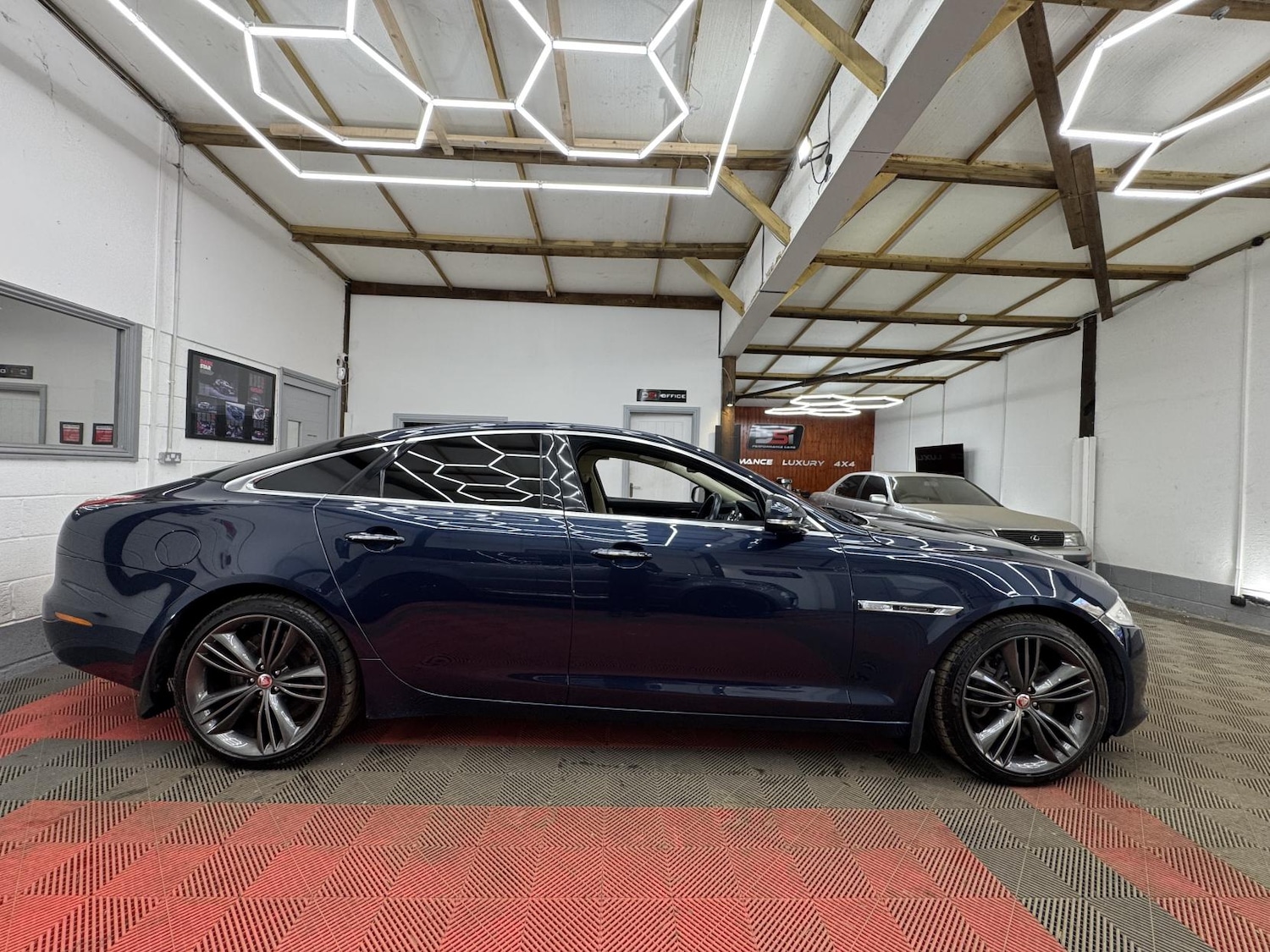 Used Jaguar XJ 2010 for sale - 77750447: Photo 4