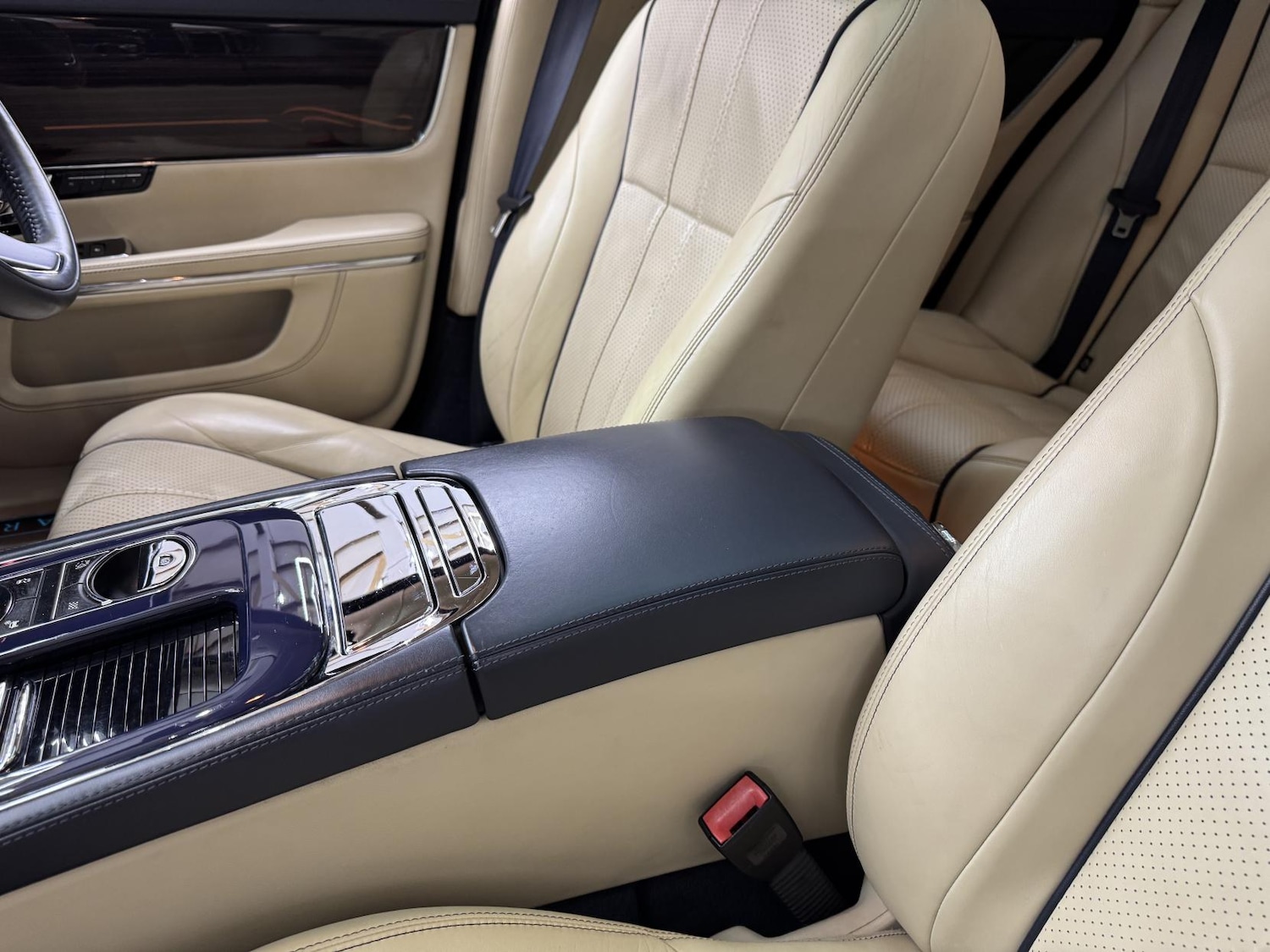 Used Jaguar XJ 2010 for sale - 77750447: Photo 40