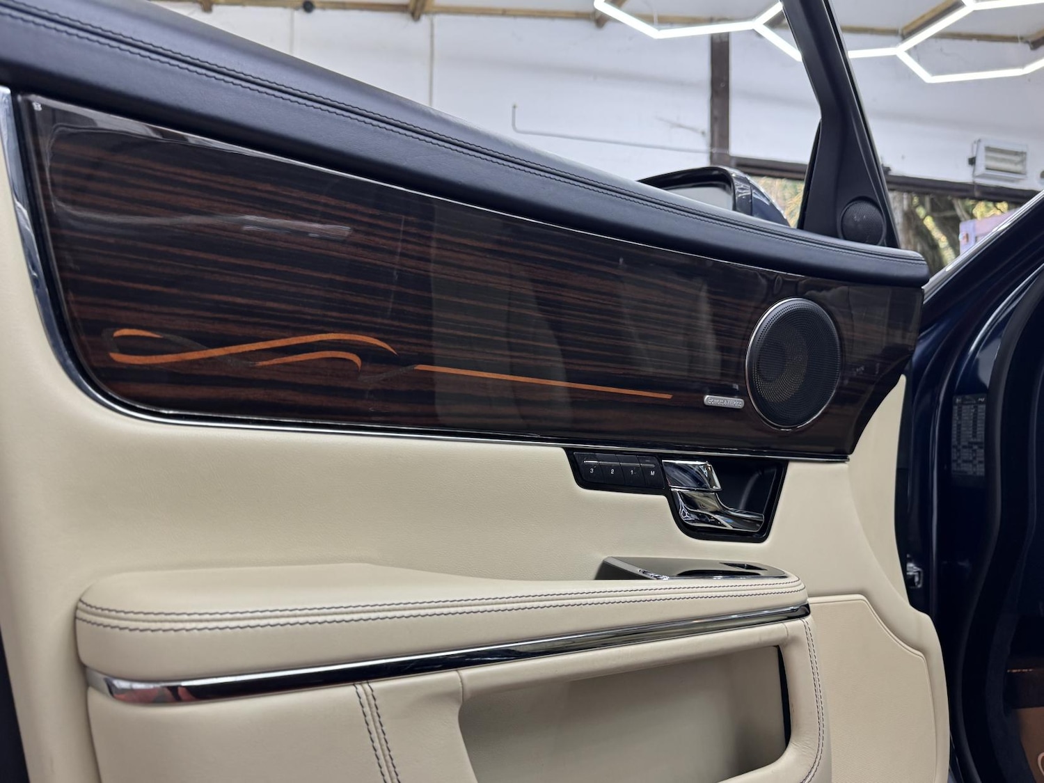 Used Jaguar XJ 2010 for sale - 77750447: Photo 41