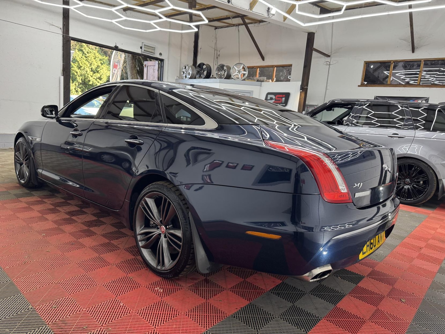 Used Jaguar XJ 2010 for sale - 77750447: Photo 6