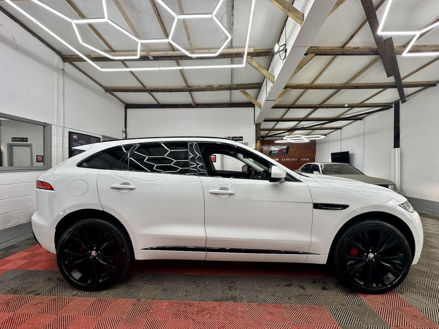 Used Jaguar F-Pace 2017 for sale - 77495147: Photo 4