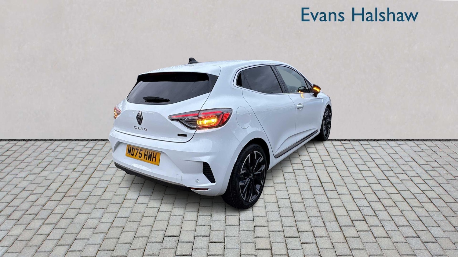 Used Renault Clio 2025 for sale - 76978879: Photo 2