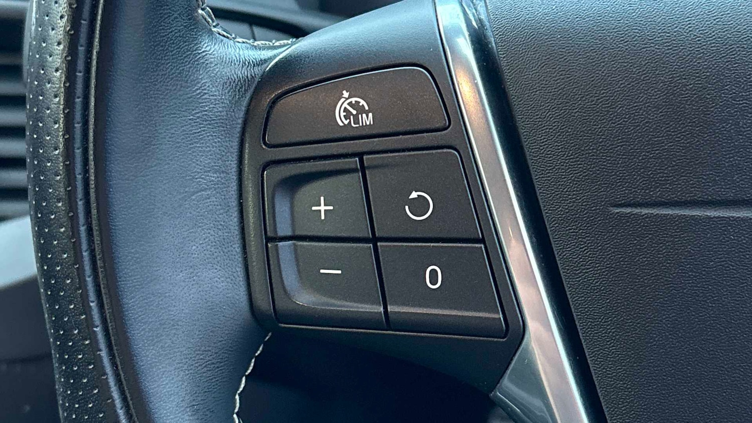 Used Volvo V40 2019 for sale - 76774055: Photo 23