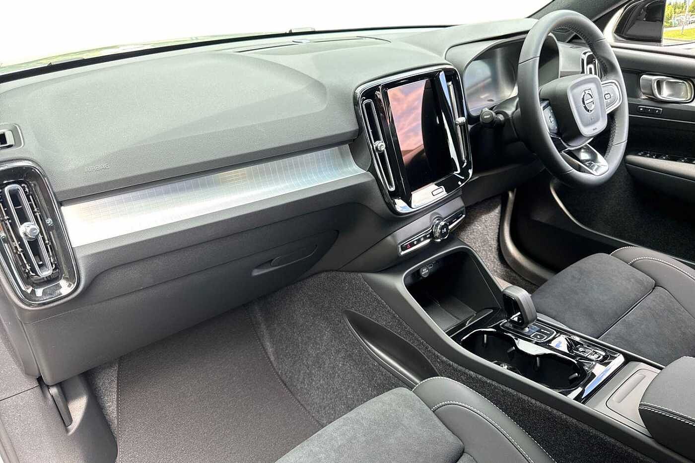 Used Volvo XC40 2025 for sale - 76221840: Photo 2