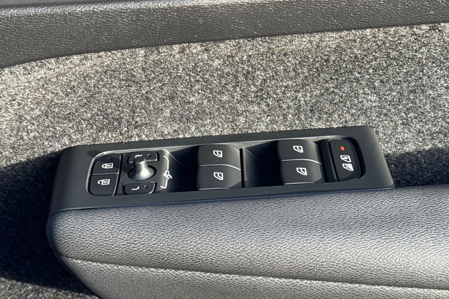 Used Volvo XC40 2023 for sale - 76415059: Photo 30