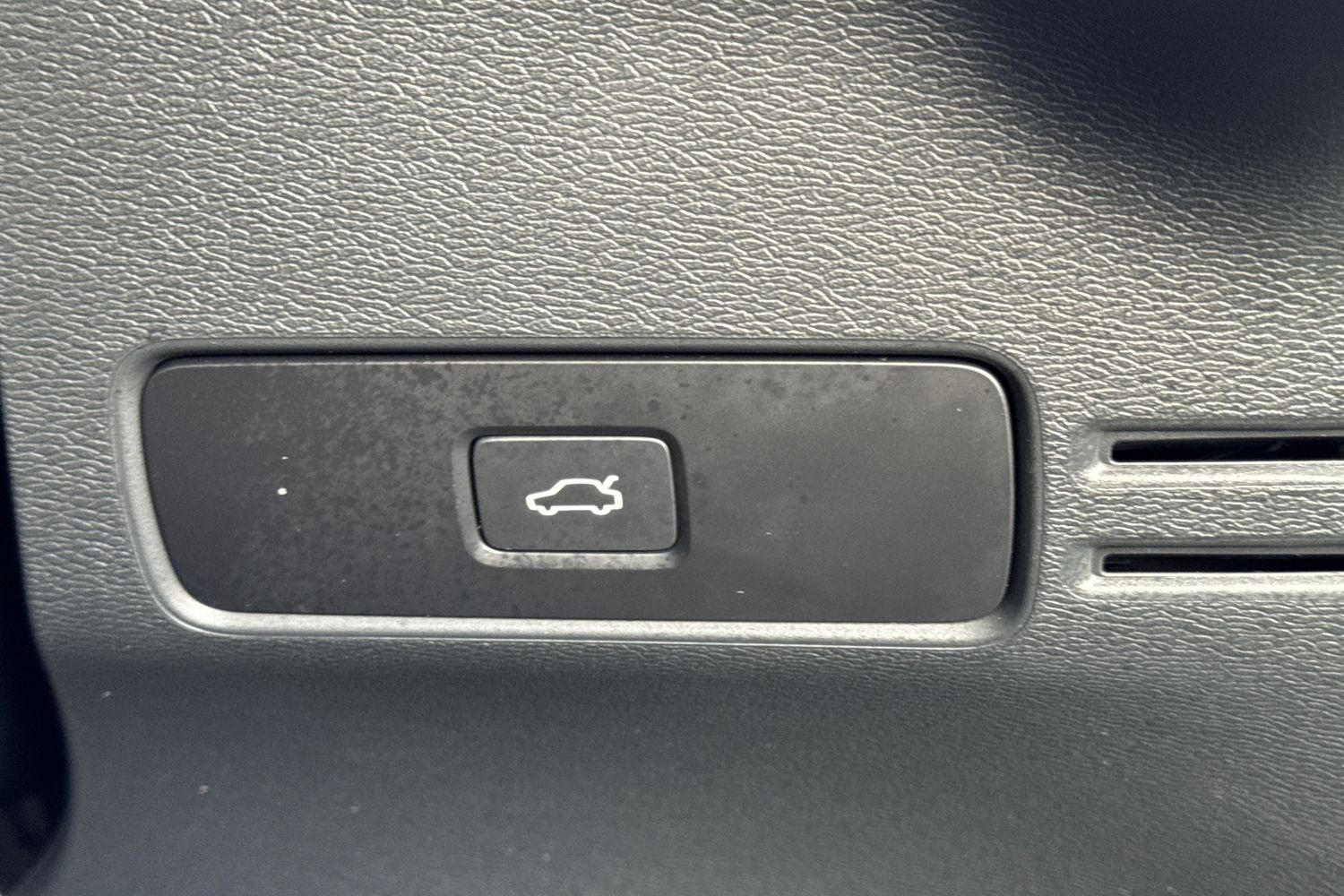 Used Volvo XC40 2023 for sale - 76415059: Photo 31