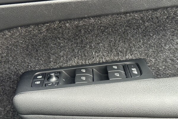 Used Volvo XC40 2023 for sale - 76302457: Photo 32