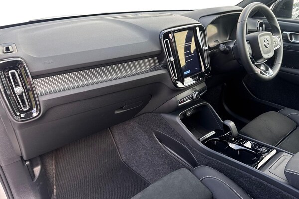 Used Volvo XC40 2024 for sale - 75467669: Photo 2