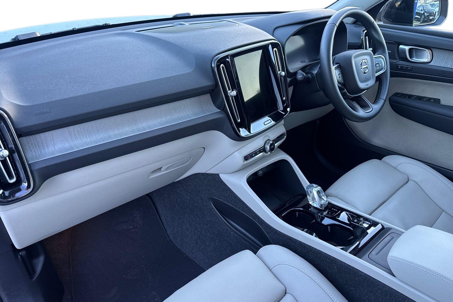 Used Volvo XC40 2025 for sale - 76652355: Photo 2