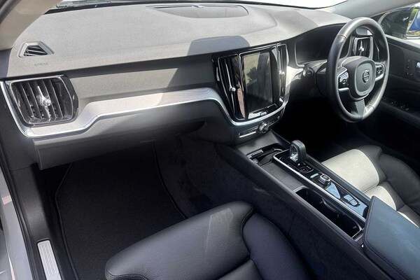 Used Volvo V60 2025 for sale - 75725983: Photo 2