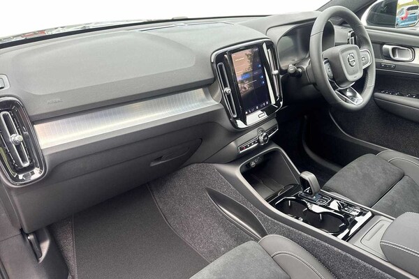 Used Volvo XC40 2025 for sale - 76221699: Photo 2