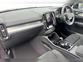 Used Volvo XC40 2025 for sale - 76221699: Photo 2