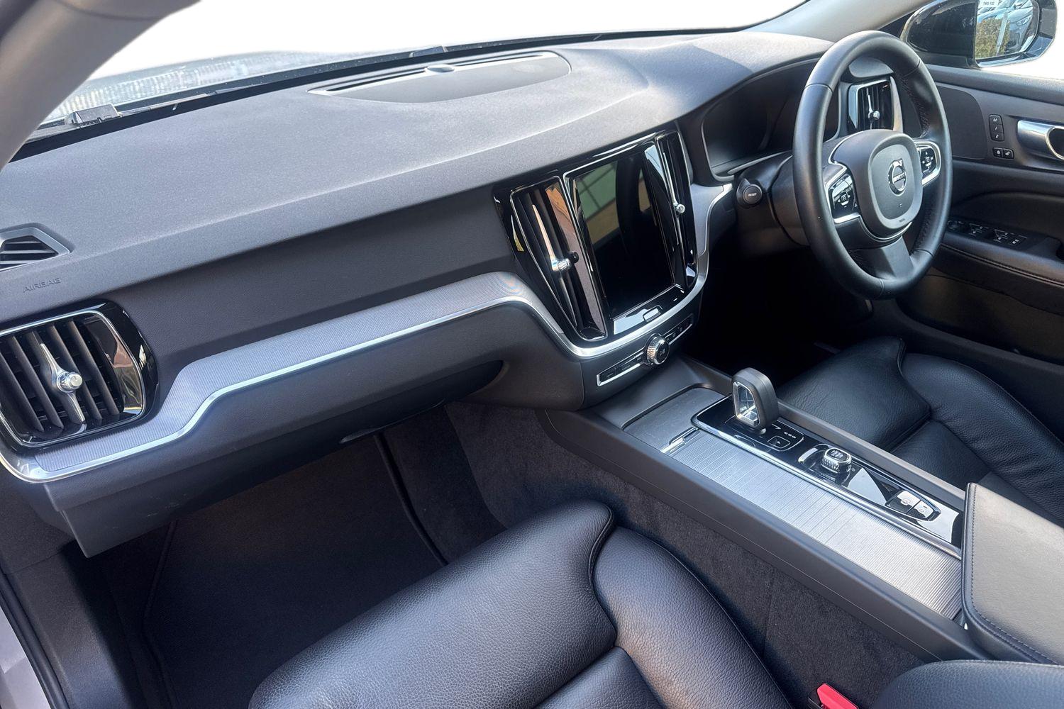 Used Volvo V60 2023 for sale - 76265468: Photo 2