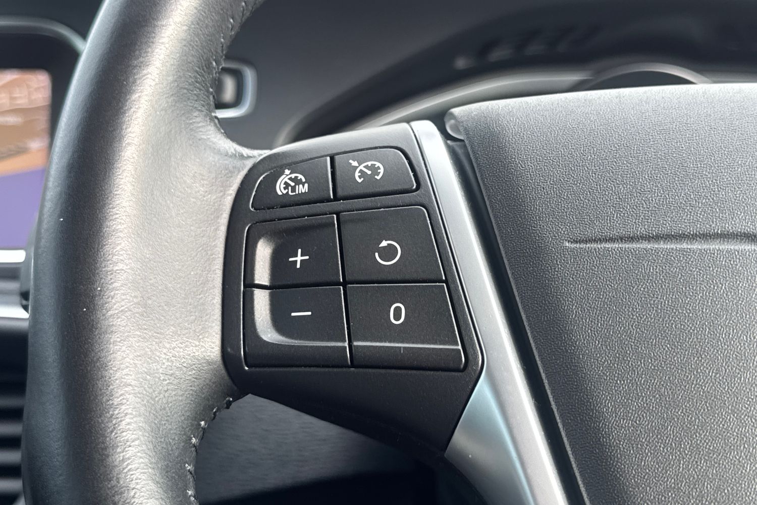 Used Volvo V40 2019 for sale - 77630832: Photo 11