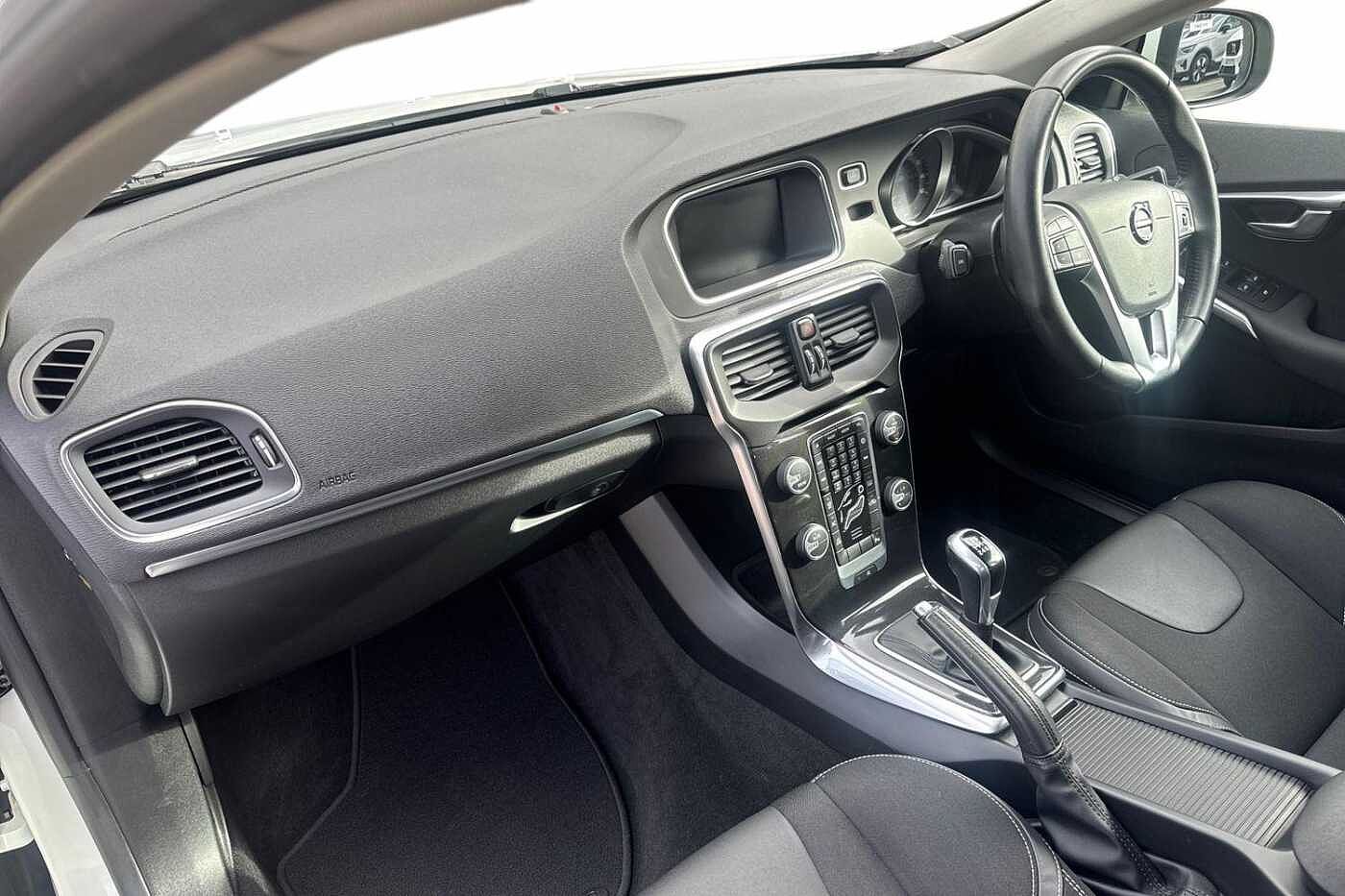 Used Volvo V40 2019 for sale - 77630832: Photo 2