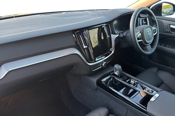 Used Volvo V60 2024 for sale - 75467745: Photo 2