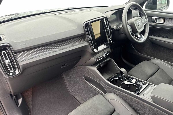 Used Volvo XC40 2025 for sale - 75829305: Photo 2