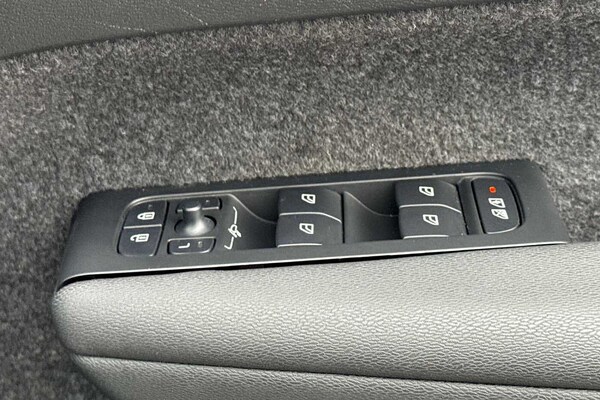 Used Volvo XC40 2025 for sale - 75829305: Photo 32