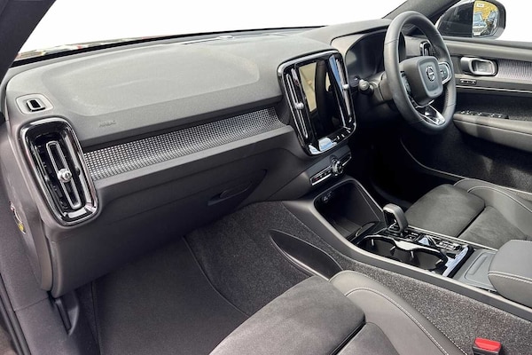 Used Volvo XC40 2025 for sale - 75467541: Photo 2