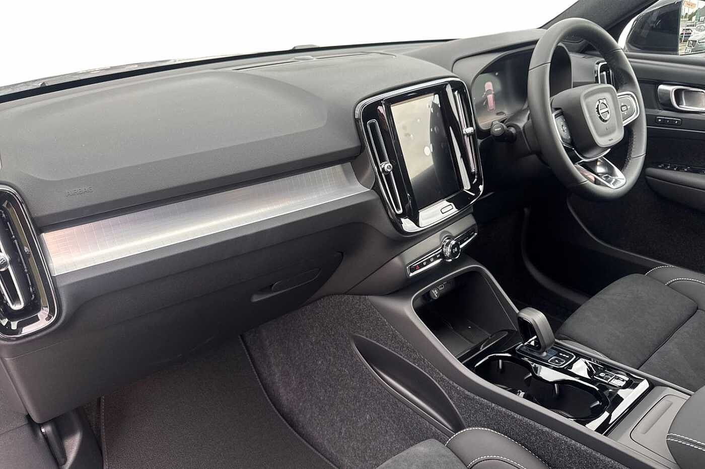 Used Volvo XC40 2025 for sale - 76221697: Photo 2