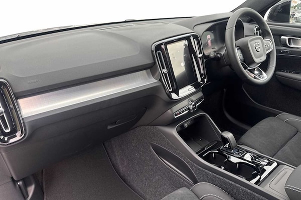 Used Volvo XC40 2025 for sale - 76221697: Photo 2