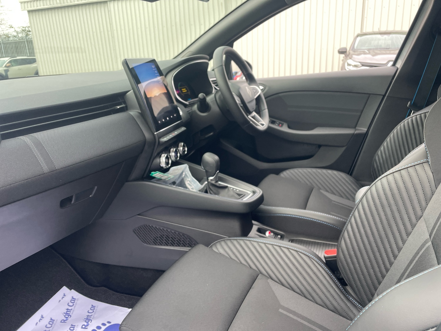 Used Renault Clio 2024 for sale - 76966826: Photo 2