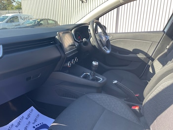 Used Renault Clio 2020 for sale - 76112620: Photo 2