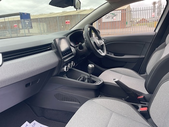 Used Renault Clio 2024 for sale - 75637101: Photo