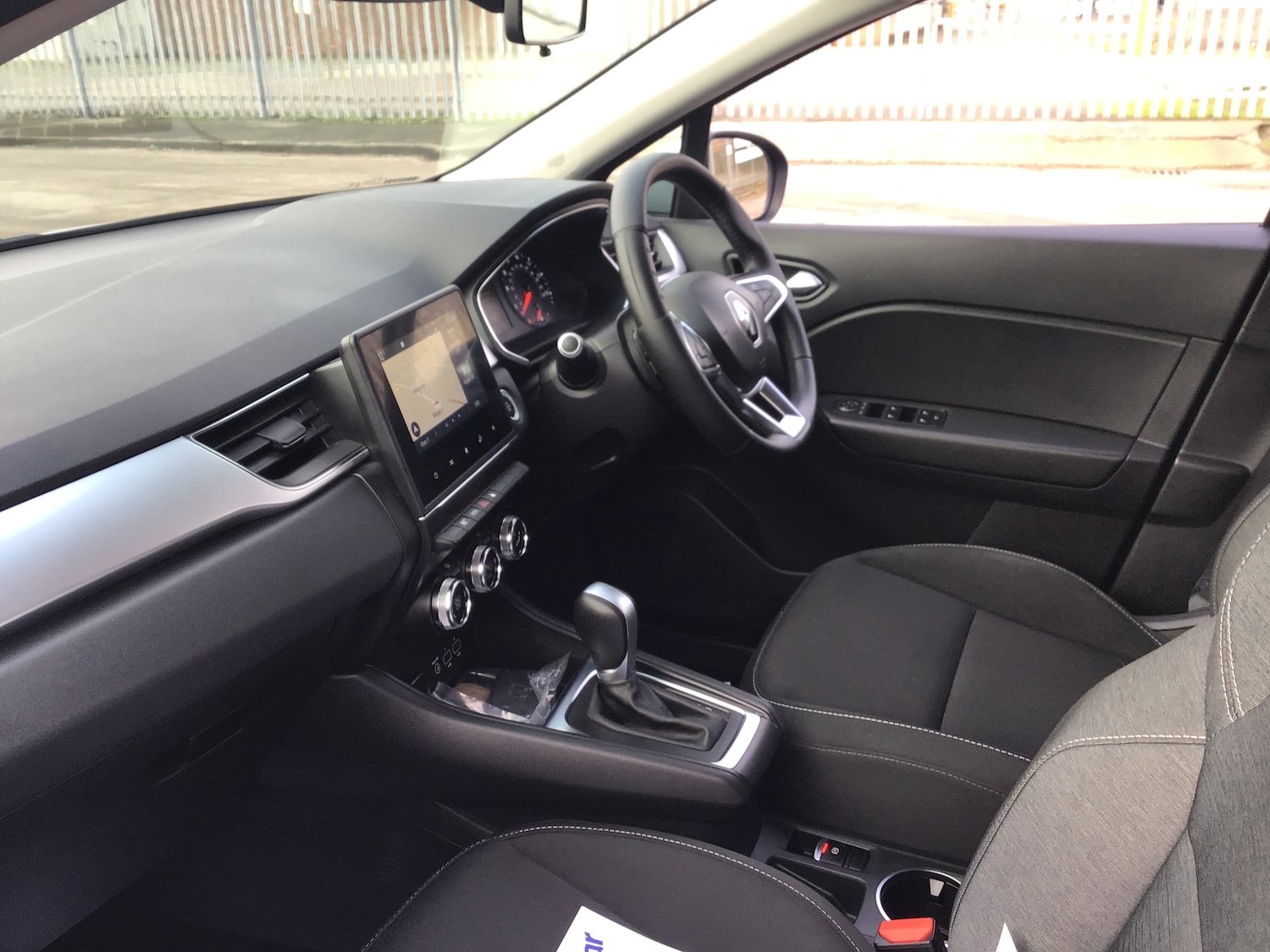 Used Renault Captur 2020 for sale - 76717508: Photo 2