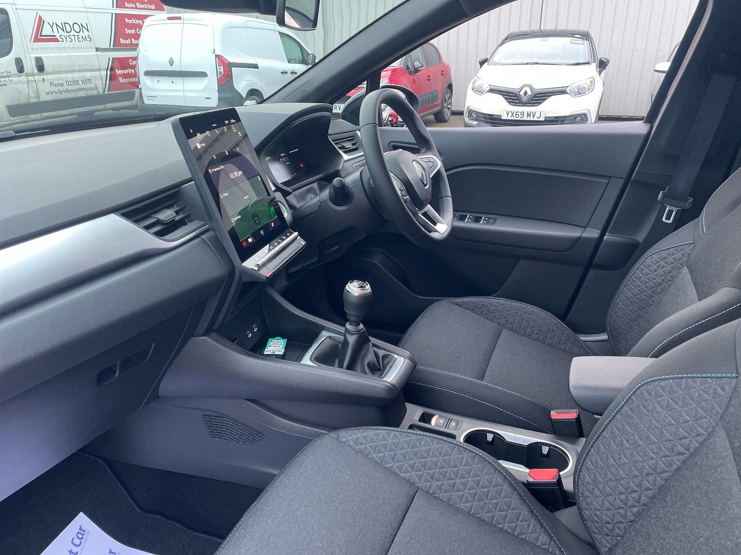 Used Renault Captur 2024 for sale - 77256538: Photo 2